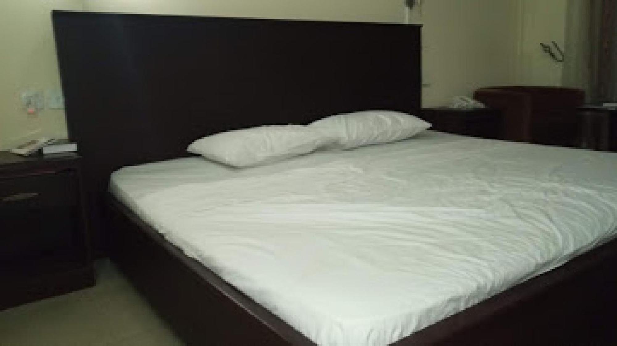 Room In Lodge - Premier Hotel-Ибадан Екстериор снимка